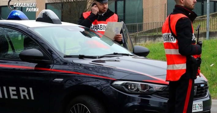 Ruba alcolici e minaccia la commessa di un supermercato per fuggire. Denunciato per rapina 43enne straniero