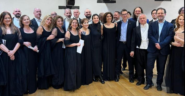 Arisa fa le prove con coro del Teatro Regio: il sindaco Michele Guerra posta la foto
