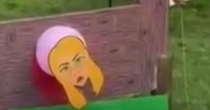 La Meloni "ghigliottinata" al carnevale reggiano: scoppia la polemica - Il video