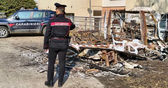 Medesano: d&agrave; fuoco al camper del compagno e scappa. Fermata dai carabinieri, li aggredisce con una catena