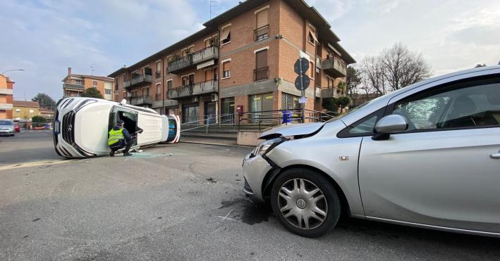 Paura nel quartiere Crocetta: dopo lo scontro, auto si cappotta in mezzo alla strada