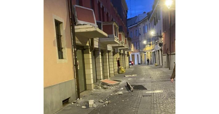 Camioncino distrugge un balcone