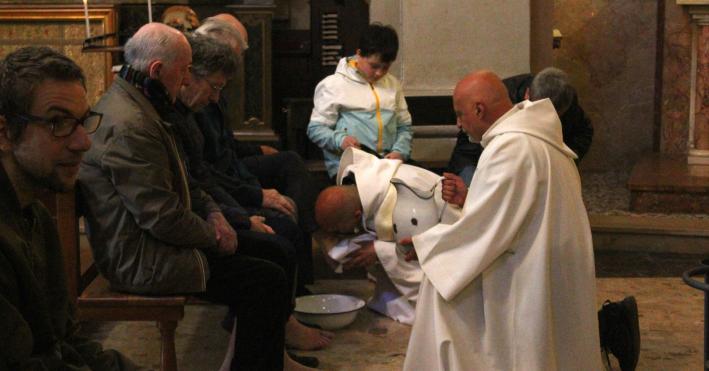 La lavanda dei piedi dei monaci benedettini in riva al Po