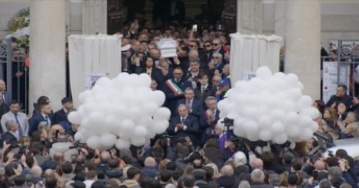 L'ultimo saluto a Domenico, in piazza risuona "Guerriero" di Mengoni - Video