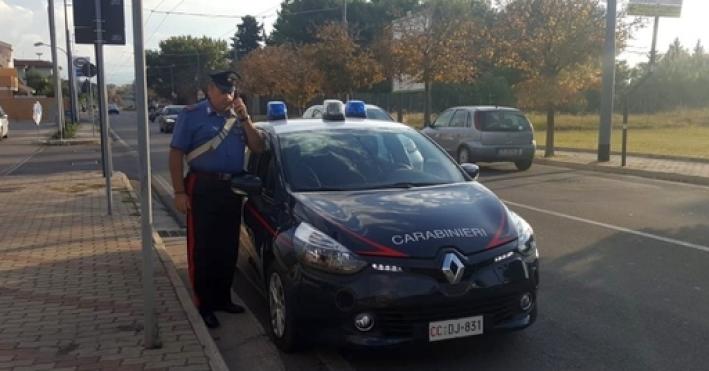 Donna precipita dal terzo piano e muore: non si esclude l'omicidio