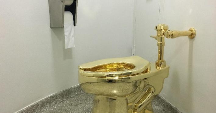 Cattelan, il water a 18 carati all'asta da Sotheby's