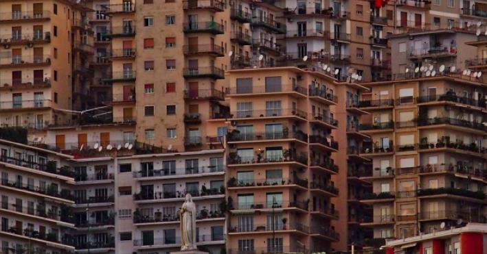 Ricaricare l'auto elettrica del privato nelle prese comuni non è consentito