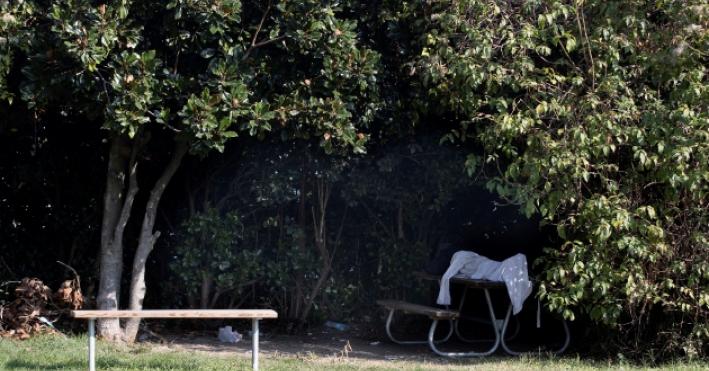 Via Leporati, parco giochi occupato da pusher e ubriachi. «Dal Parco Ducale si sono trasferiti qui»