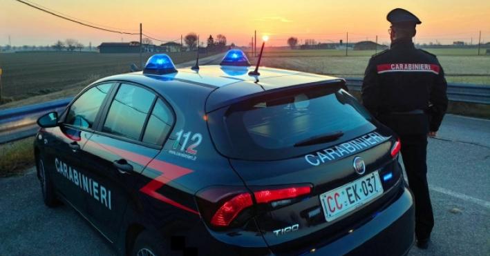 Palpeggia una ragazza, 19enne patteggia