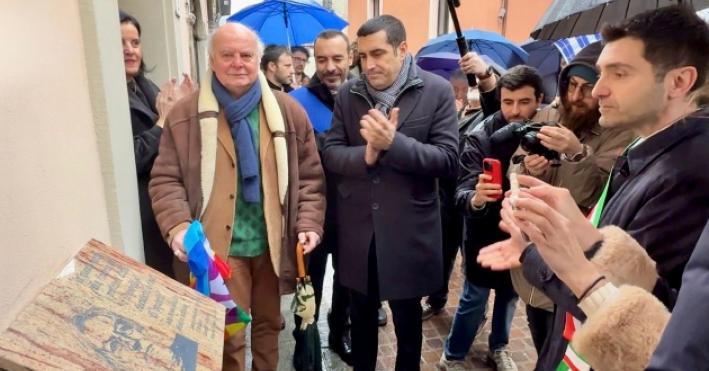 Festa con de Pascale per il Municipio rimesso a nuovo e intitolato a Gino Strada