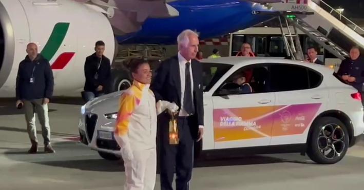 Atterrata a Fiumicino la fiamma olimpica di Milano-Cortina