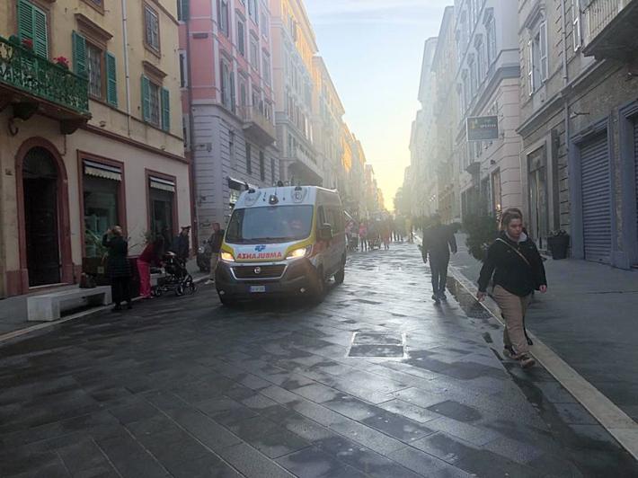 Gente in strada nelle strade del centro di Ancona per le scosse di terremoto