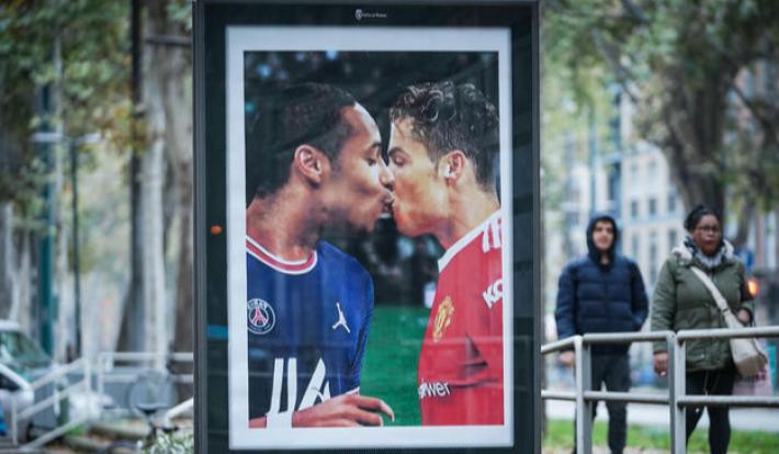 Bacio Mbappe' e CR7, manifesti contro "omofobia calcio"