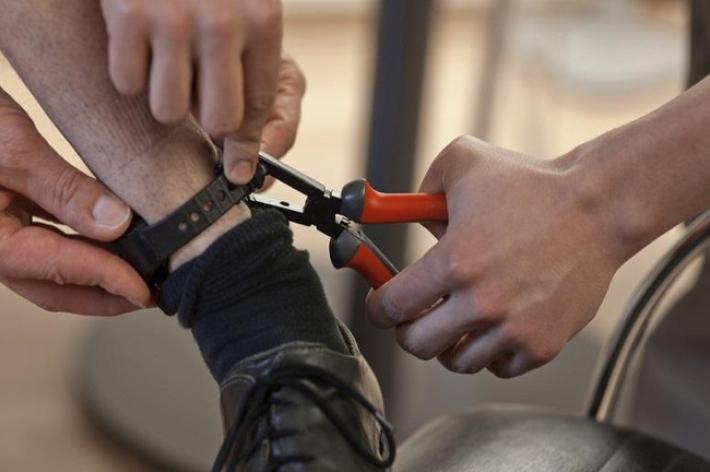 Carcere per chi manomette braccialetto