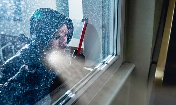 Si sveglia per i rumori e i ladri si danno alla fuga 