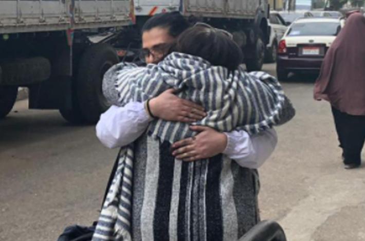 Zaki esce di prigione e abbraccia la madre