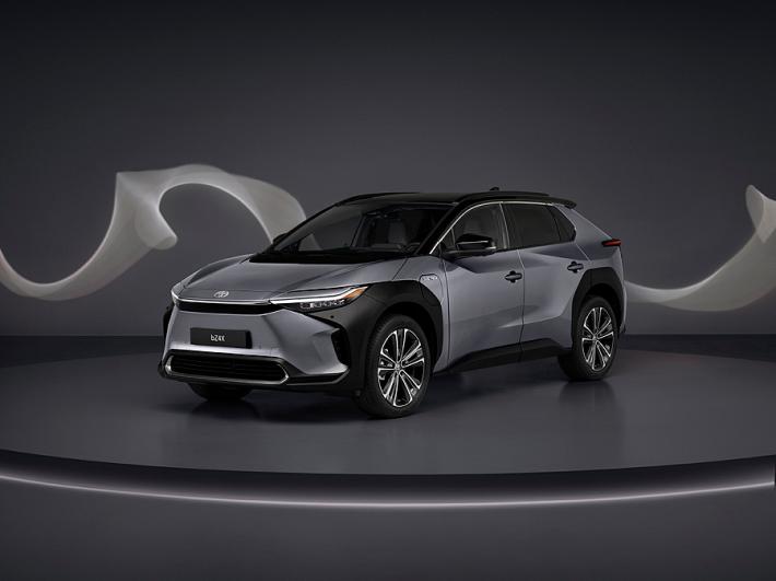 Toyota, &egrave; bZ4X il &laquo;patriarca&raquo; elettrico