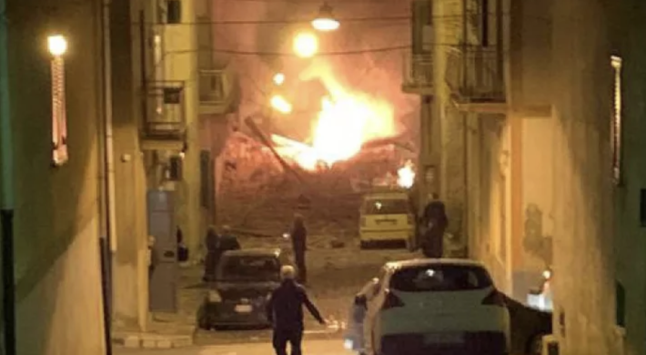 Pi&ugrave; palazzine crollano per una fuga di gas: 12 persone disperse sotto lo macerie nell'Agrigentino
