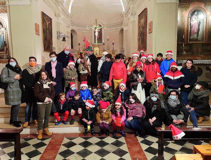 Bimbi come angeli accendono le luci ai presepi