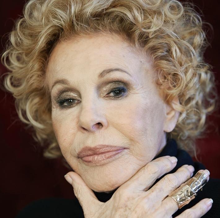 Ornella Vanoni, 88 anni, si &egrave; rotta il femore " I marciapiedi sono disastrati". Tour rinviato