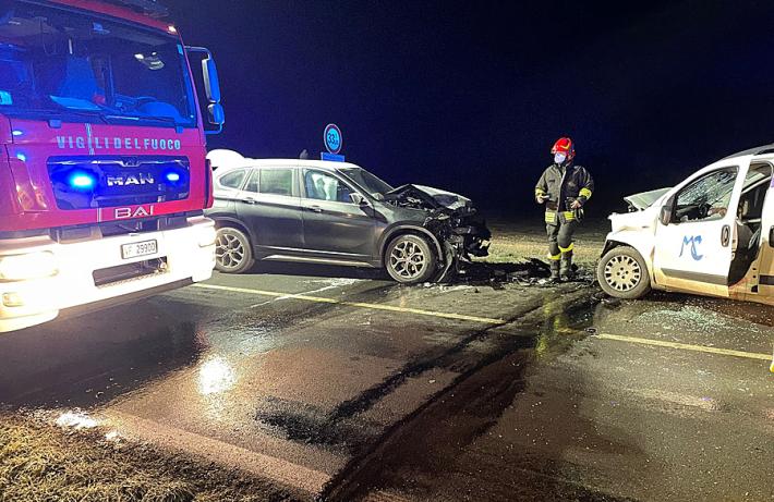 Nella notte frontale tra due auto a Mamiano e auto fuori strada a Cariolo: tre i feriti, due sono gravi