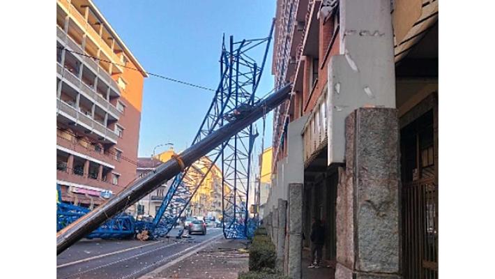 Gru cade su palazzo a Torino, un morto e feriti 