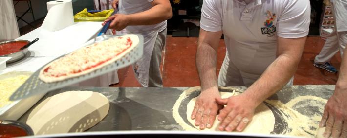 Pizzaiolo 'bestemmia troppo', collega lo accoltella