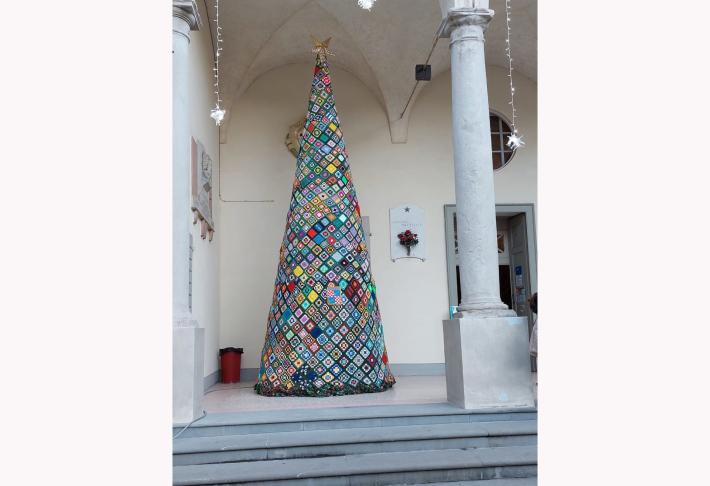 L'albero di Natale? Fatto da tanti quadretti di lana  che saranno venduti per aiutare chi soffre