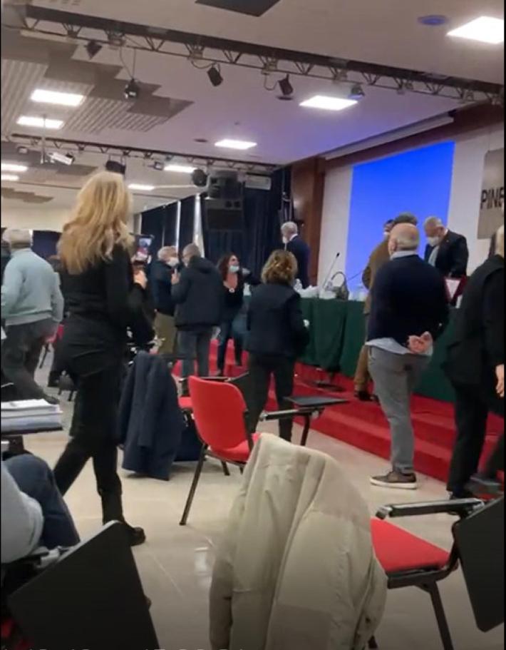 Irruzione di medici no vax all&rsquo;assemblea dell&rsquo;Ordine di Roma: insulti e spintoni 