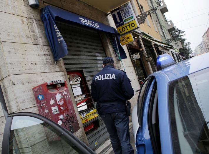 In tre sfondano la vetrina di una tabaccheria di via Garibaldi e scappano: preso un 21enne con la refurtiva