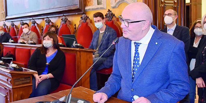 Lo storico cerimoniere Alessandro Ghidini ha salutato il Comune tra gli applausi del Consiglio Comunale.