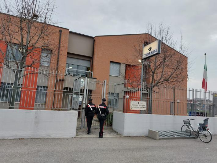 Colorno, evade dai domiciliari e  si presenta in casa dei genitori armato di coltelli: arrestato