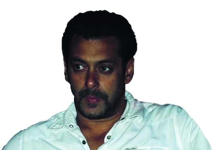 La star di Bollywood Salman Khan morsa tre volte da un serpente