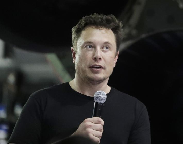 Lo "scherzo" di Elon Musk via Twitter scatena i tifosi del Manchester United: polemica online