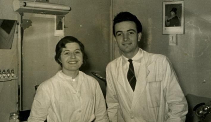 Anelli: forbici, pettine  e quei vip diventati &laquo;amici&raquo;