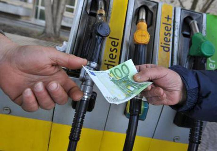 benzina aumenti distributore