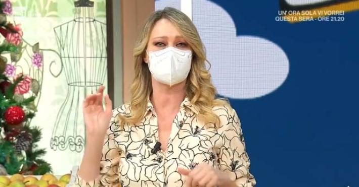 Anna Falchi conduce "I fatti vostri" in mascherina 