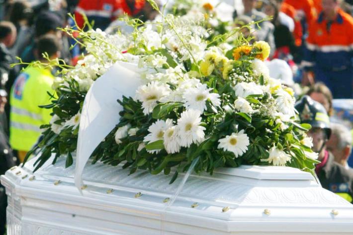 Uccide figlio: in centinaia al funerale del piccolo Daniele 