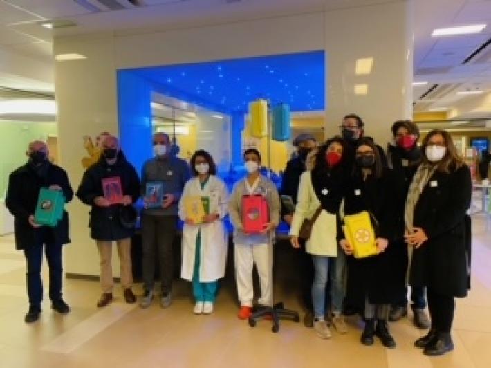 Supereroi dei fumetti sui flaconi delle terapie. Donazione a Giocamico in memoria di Samuele Colacino