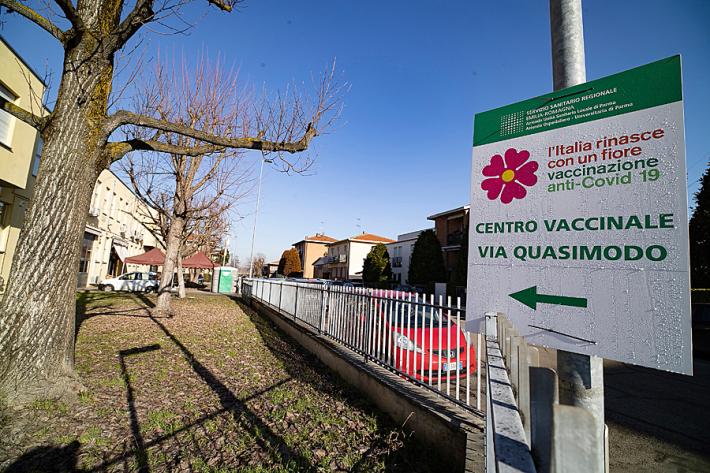 In via Quasimodo, &egrave; operativo il nuovo centro vaccinale dell&rsquo;Ausl dedicato alle terze dosi