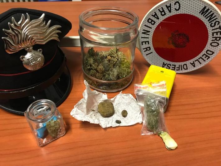 23enne denunciato: addosso e in casa  aveva hascisc, marijuana e cocaina