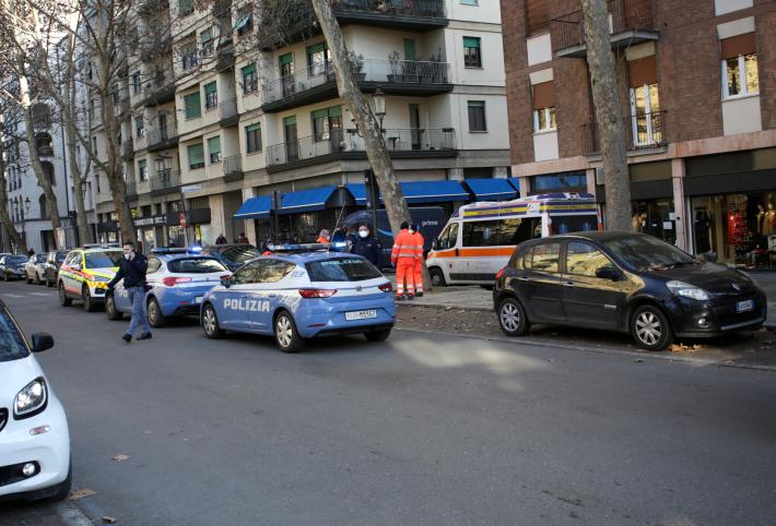 I timori dei residenti per il clochard che dorme in strada