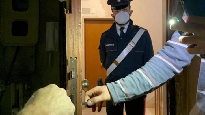 Sfonda porta e tenta occupare casa donna morta 24 ore prima
