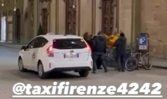 Lite sul  costo della corsa, tassista aggredisce una cliente 