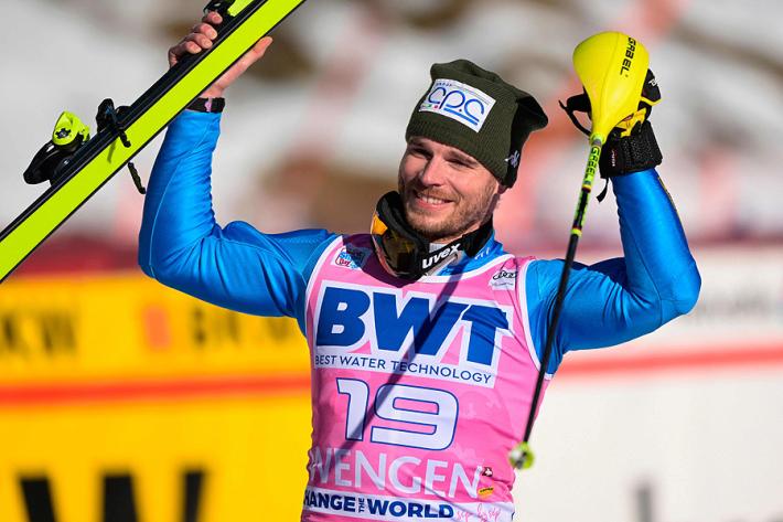 Razzoli terzo a 37 anni, lacrime di gioia in slalom