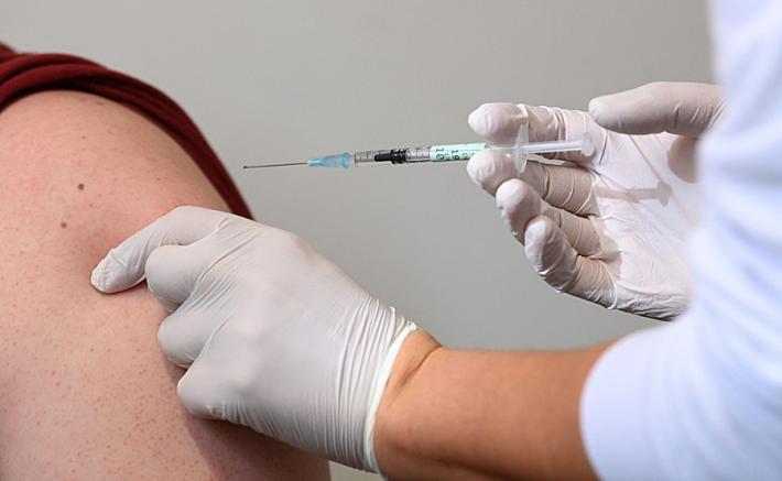 All'hub vaccinale al posto dell'amico no vax per una cena, arrestato