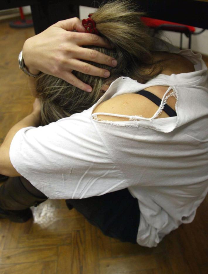 In dieci circondano una coppia e aggrediscono la ragazza: arrestato 36enne egiziano, caccia al "branco" 