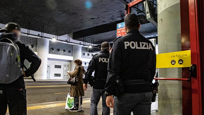 Minorenne parmense minaccia coetanei con una pistola giocattolo in stazione tra i binari: denunciato