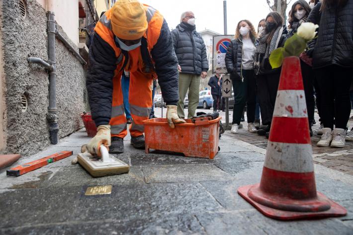 posa pietre d'inciampo