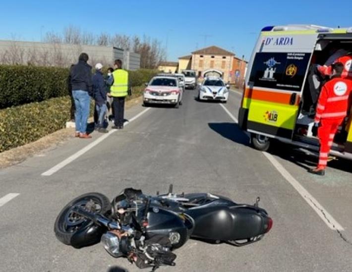 Fidenza, schianto tra auto e moto a Fornio: paura per un motociclista